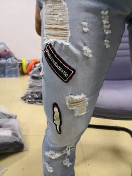 Modes Jauns Vīrietis caurumu emblēmu izšūšana džinsa bikses bikses Vīriešu streetwear hiphop izdilis Gadījuma Plāksteris Džinsi