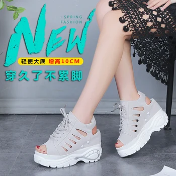 Iekšējās izvirzīja sieviešu sandales 2019. gada vasarā jaunu augstas palīdzētu sieviešu kurpes priežu kūka biezu grunts augsta papēža zivju muti apavi
